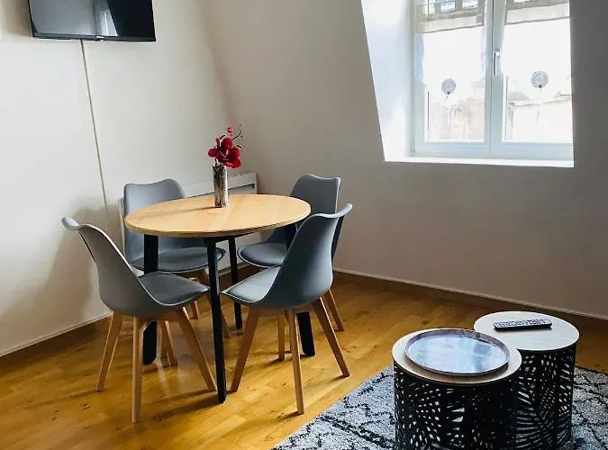 Au Pied De La Cathedrale